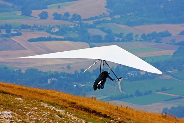 Piloto de ala delta en las montañas italianas — Foto de Stock
