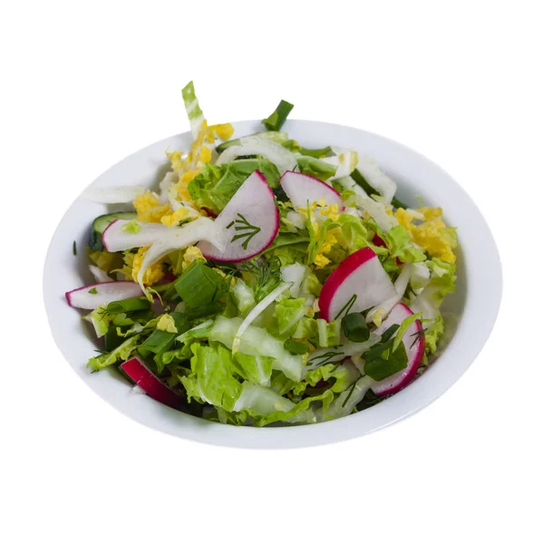 Salade de légumes frais dans une assiette, isolée — Photo