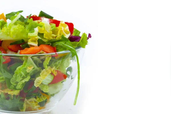 Свежий овощной салат на белом фоне — стоковое фото