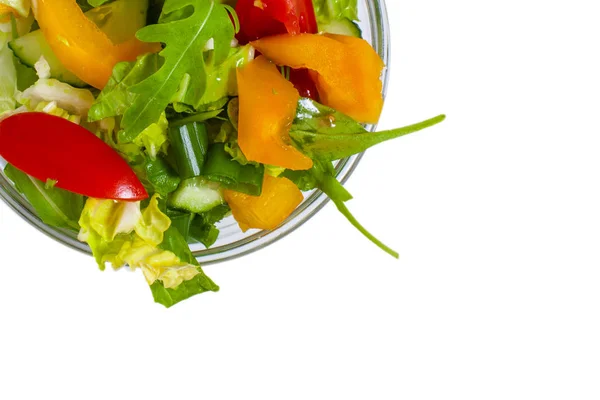 Ensalada de verduras frescas en plato, aislada —  Fotos de Stock