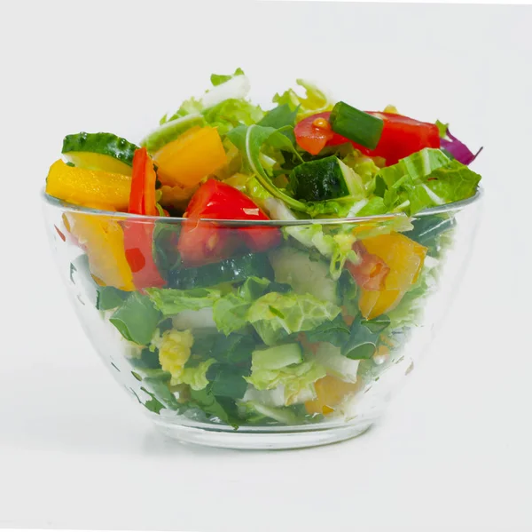 Salada de legumes fresca e saudável isolada no fundo branco — Fotografia de Stock