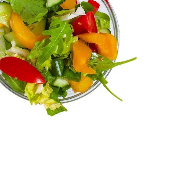 Sałatką ze świeżych warzyw w płytkę, na białym tle — Zdjęcie stockowe