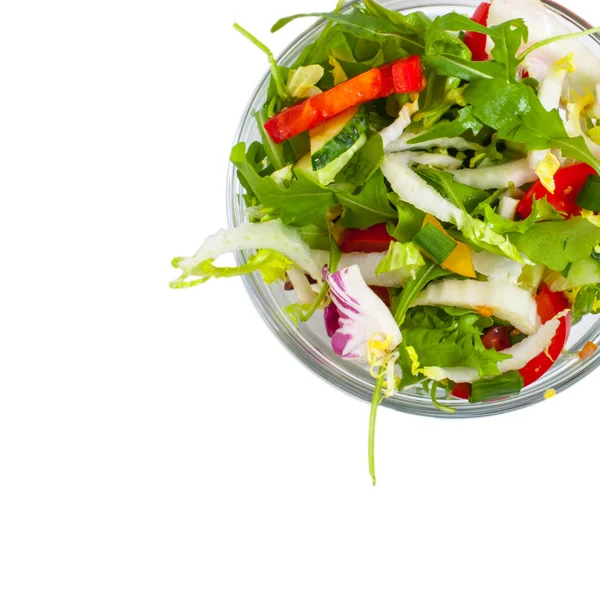 Salada de legumes frescos em prato, isolada — Fotografia de Stock