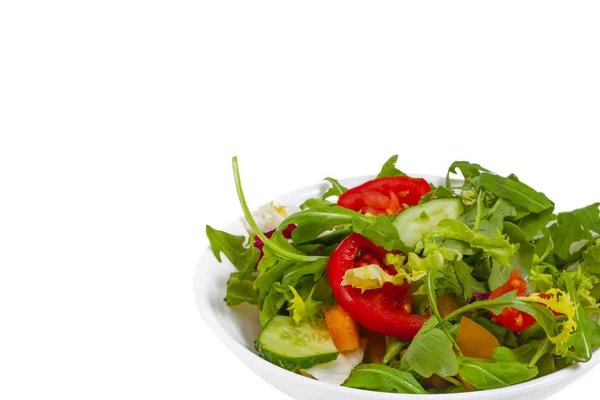 Свежий овощной салат в тарелке, изолированный — стоковое фото