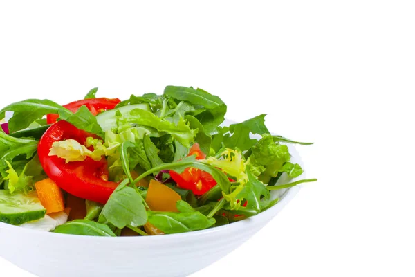 Färska grönsaker sallad i plattan, isolerade — Stockfoto