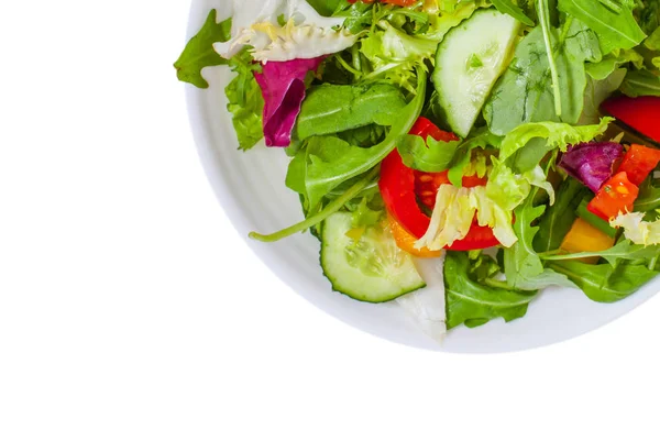 Salada de legumes frescos em prato, isolada — Fotografia de Stock