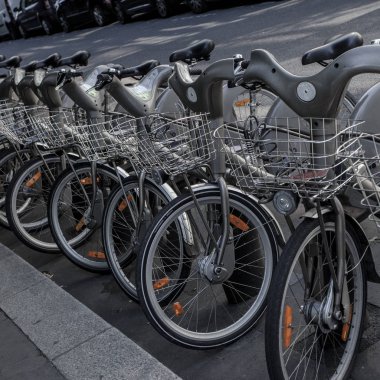Paris - 4 Ekim: Fransa 'nın başkenti Paris' te bisiklet paylaşım sistemi Velib 'in kiralık bisikletleri