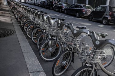Paris - 4 Ekim: Fransa 'nın başkenti Paris' te bisiklet paylaşım sistemi Velib 'in kiralık bisikletleri