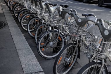 Paris - 4 Ekim: Fransa 'nın başkenti Paris' te bisiklet paylaşım sistemi Velib 'in kiralık bisikletleri