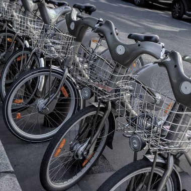 Paris - 4 Ekim: Fransa 'nın başkenti Paris' te bisiklet paylaşım sistemi Velib 'in kiralık bisikletleri