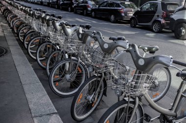 Paris - 4 Ekim: Fransa 'nın başkenti Paris' te bisiklet paylaşım sistemi Velib 'in kiralık bisikletleri