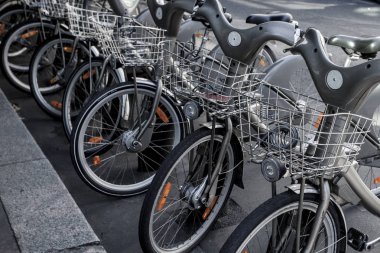 Paris - 4 Ekim: Fransa 'nın başkenti Paris' te bisiklet paylaşım sistemi Velib 'in kiralık bisikletleri