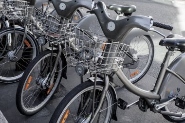Paris - 4 Ekim: Fransa 'nın başkenti Paris' te bisiklet paylaşım sistemi Velib 'in kiralık bisikletleri
