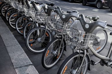 Paris - 4 Ekim: Fransa 'nın başkenti Paris' te bisiklet paylaşım sistemi Velib 'in kiralık bisikletleri