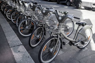 Paris - 4 Ekim: Fransa 'nın başkenti Paris' te bisiklet paylaşım sistemi Velib 'in kiralık bisikletleri