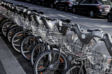 Paris - 4 Ekim: Fransa 'nın başkenti Paris' te bisiklet paylaşım sistemi Velib 'in kiralık bisikletleri