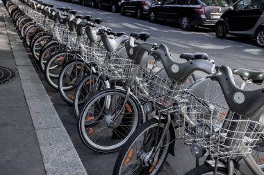 Paris - 4 Ekim: Fransa 'nın başkenti Paris' te bisiklet paylaşım sistemi Velib 'in kiralık bisikletleri
