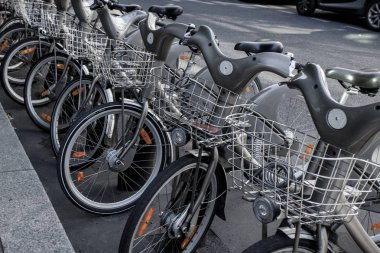 Paris - 4 Ekim: Fransa 'nın başkenti Paris' te bisiklet paylaşım sistemi Velib 'in kiralık bisikletleri