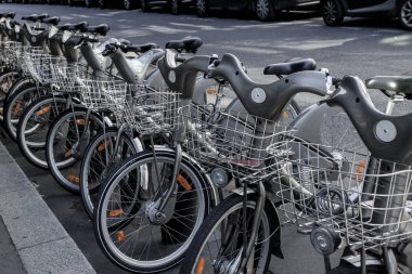 Paris - 4 Ekim: Fransa 'nın başkenti Paris' te bisiklet paylaşım sistemi Velib 'in kiralık bisikletleri