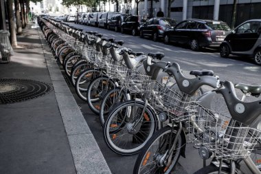 Paris - 4 Ekim: Fransa 'nın başkenti Paris' te bisiklet paylaşım sistemi Velib 'in kiralık bisikletleri