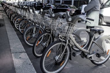 Paris - 4 Ekim: Fransa 'nın başkenti Paris' te bisiklet paylaşım sistemi Velib 'in kiralık bisikletleri