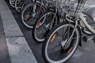 Paris - 4 Ekim: Fransa 'nın başkenti Paris' te bisiklet paylaşım sistemi Velib 'in kiralık bisikletleri