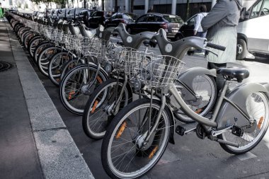 Paris - 4 Ekim: Fransa 'nın başkenti Paris' te bisiklet paylaşım sistemi Velib 'in kiralık bisikletleri