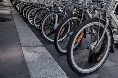 Paris - 4 Ekim: Fransa 'nın başkenti Paris' te bisiklet paylaşım sistemi Velib 'in kiralık bisikletleri