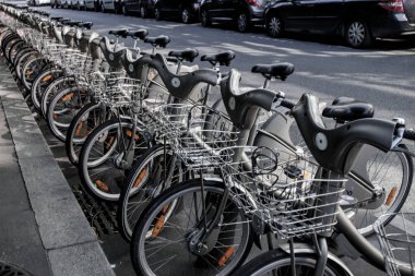 Paris - 4 Ekim: Fransa 'nın başkenti Paris' te bisiklet paylaşım sistemi Velib 'in kiralık bisikletleri