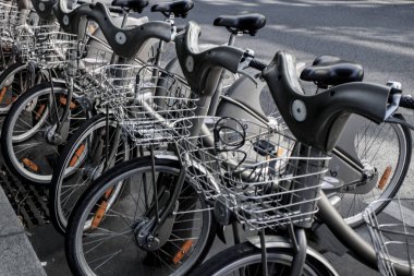 Paris - 4 Ekim: Fransa 'nın başkenti Paris' te bisiklet paylaşım sistemi Velib 'in kiralık bisikletleri