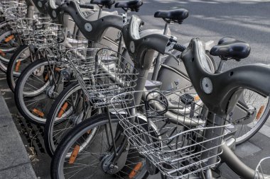 Paris - 4 Ekim: Fransa 'nın başkenti Paris' te bisiklet paylaşım sistemi Velib 'in kiralık bisikletleri