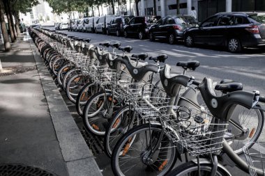 Paris - 4 Ekim: Fransa 'nın başkenti Paris' te bisiklet paylaşım sistemi Velib 'in kiralık bisikletleri