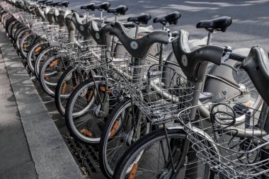Paris - 4 Ekim: Fransa 'nın başkenti Paris' te bisiklet paylaşım sistemi Velib 'in kiralık bisikletleri