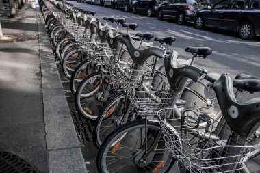 Paris - 4 Ekim: Fransa 'nın başkenti Paris' te bisiklet paylaşım sistemi Velib 'in kiralık bisikletleri