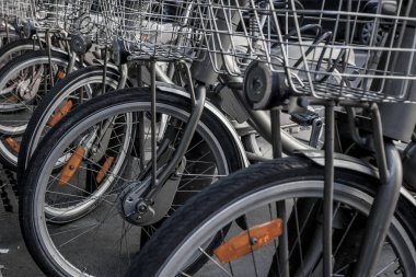 Paris - 4 Ekim: Fransa 'nın başkenti Paris' te bisiklet paylaşım sistemi Velib 'in kiralık bisikletleri