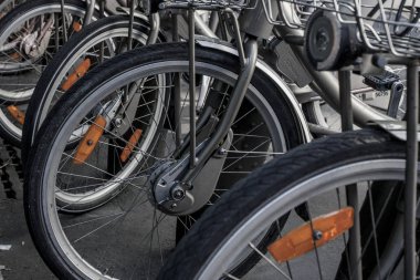 Paris - 4 Ekim: Fransa 'nın başkenti Paris' te bisiklet paylaşım sistemi Velib 'in kiralık bisikletleri