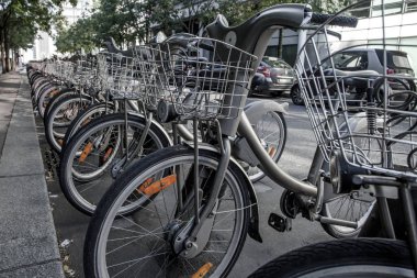 Paris - 4 Ekim: Fransa 'nın başkenti Paris' te bisiklet paylaşım sistemi Velib 'in kiralık bisikletleri