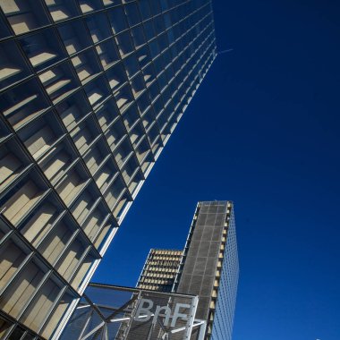 Paris, Fransa-4 Ekim 2016-1995 yılında Inşa edilmiş, Landmark cam bina Bibliotheque Nationale Francois Mitterrand Paris 'te Fransız mimar Dominique Perrault tarafından dört açık kitap olarak tasarlandı.
