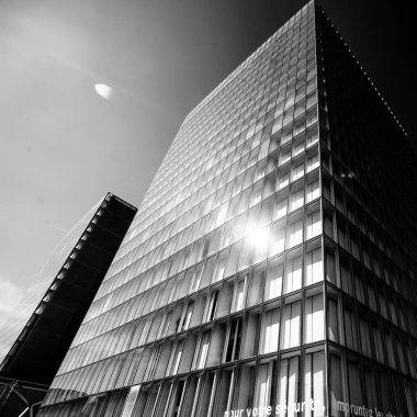 Paris, Fransa-4 Ekim 2016-1995 yılında Inşa edilmiş, Landmark cam bina Bibliotheque Nationale Francois Mitterrand Paris 'te Fransız mimar Dominique Perrault tarafından dört açık kitap olarak tasarlandı.