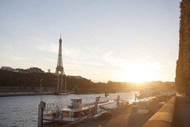 Paris, Fransa-4 Ekim 2016: ünlü Eiefel Kulesi ve siene Nehri ile Paris 'in günbatımı manzarası. Paris dünyanın en çok ziyaret edilen şehirlerinden biridir