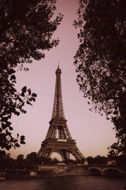 Paris'te Seine Nehri'nden Eyfel Kulesi