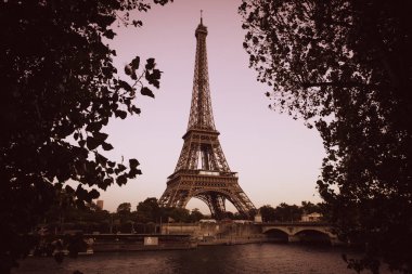 Paris'te Seine Nehri'nden Eyfel Kulesi