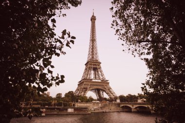 Paris'te Seine Nehri'nden Eyfel Kulesi