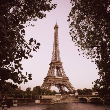Paris'te Seine Nehri'nden Eyfel Kulesi