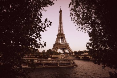 Paris'te Seine Nehri'nden Eyfel Kulesi