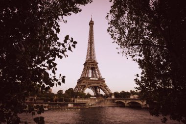 Paris'te Seine Nehri'nden Eyfel Kulesi