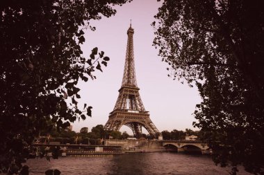 Paris'te Seine Nehri'nden Eyfel Kulesi