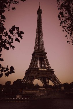 Paris'te Seine Nehri'nden Eyfel Kulesi