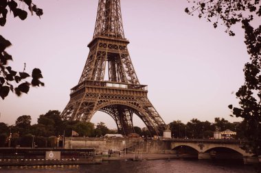 Paris'te Seine Nehri'nden Eyfel Kulesi
