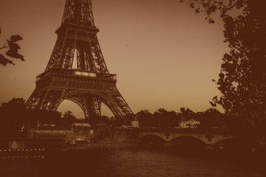 Paris'te Seine Nehri'nden Eyfel Kulesi